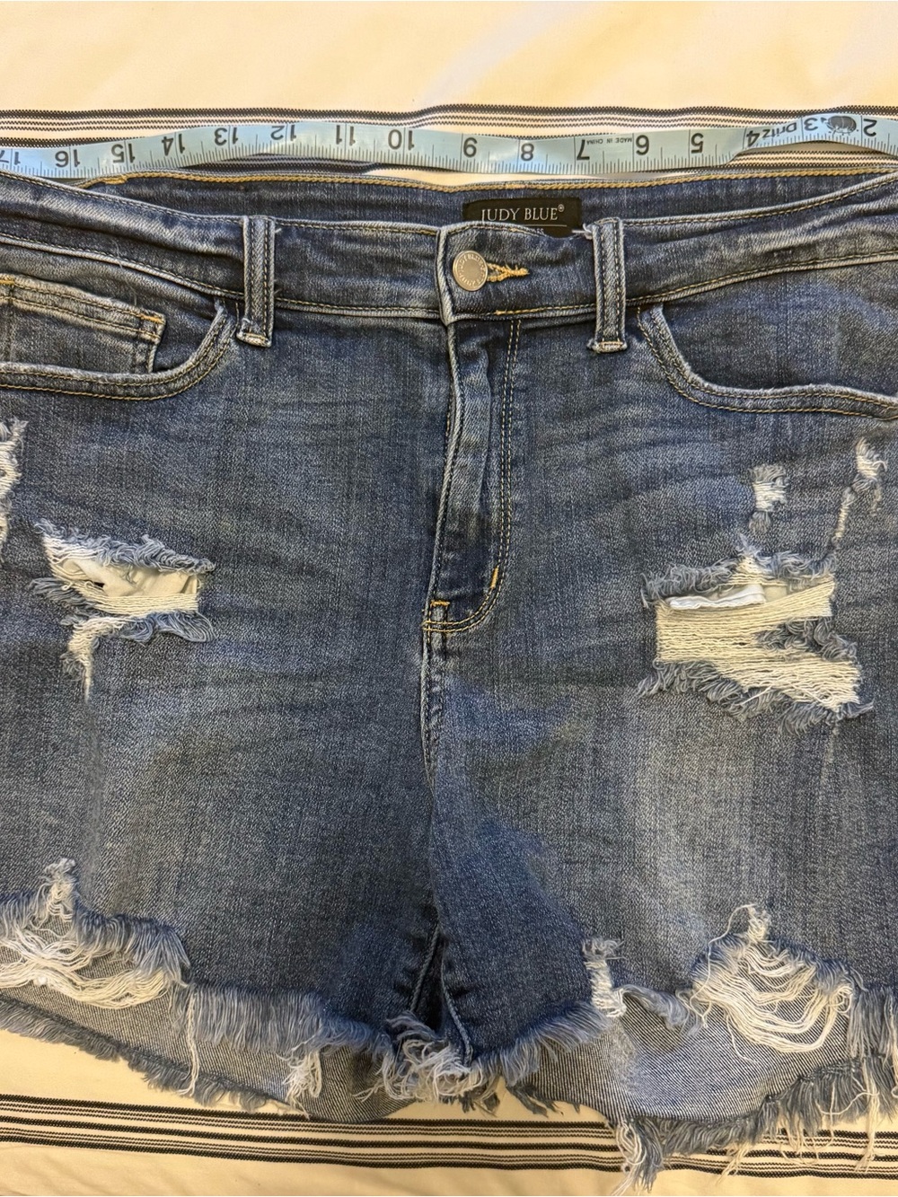 Judy Blue Frayed Distressed Denim Shorts in Medium Blue